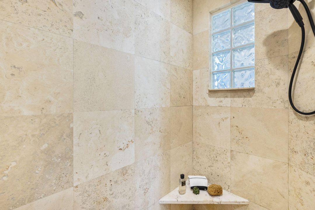 En Venta: $2,100,000 (5 camas, 3 baños, 2454 Pies cuadrados)