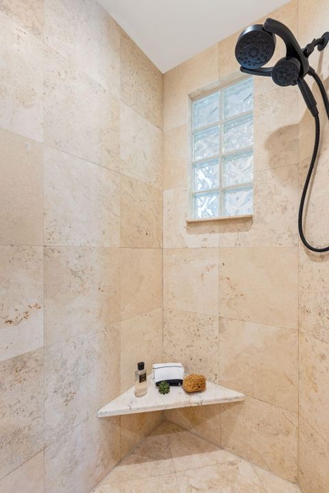 En Venta: $2,100,000 (5 camas, 3 baños, 2454 Pies cuadrados)