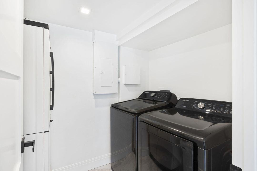 En Venta: $2,100,000 (5 camas, 3 baños, 2454 Pies cuadrados)