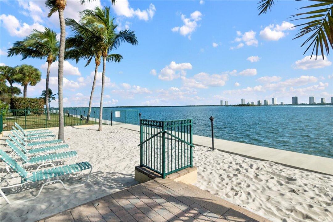 待售: $320,000 (2 贝兹, 2 浴室, 1111 平方英尺)