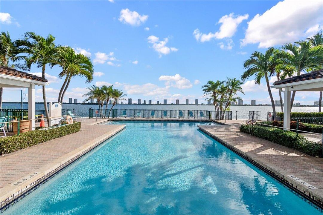 待售: $320,000 (2 贝兹, 2 浴室, 1111 平方英尺)