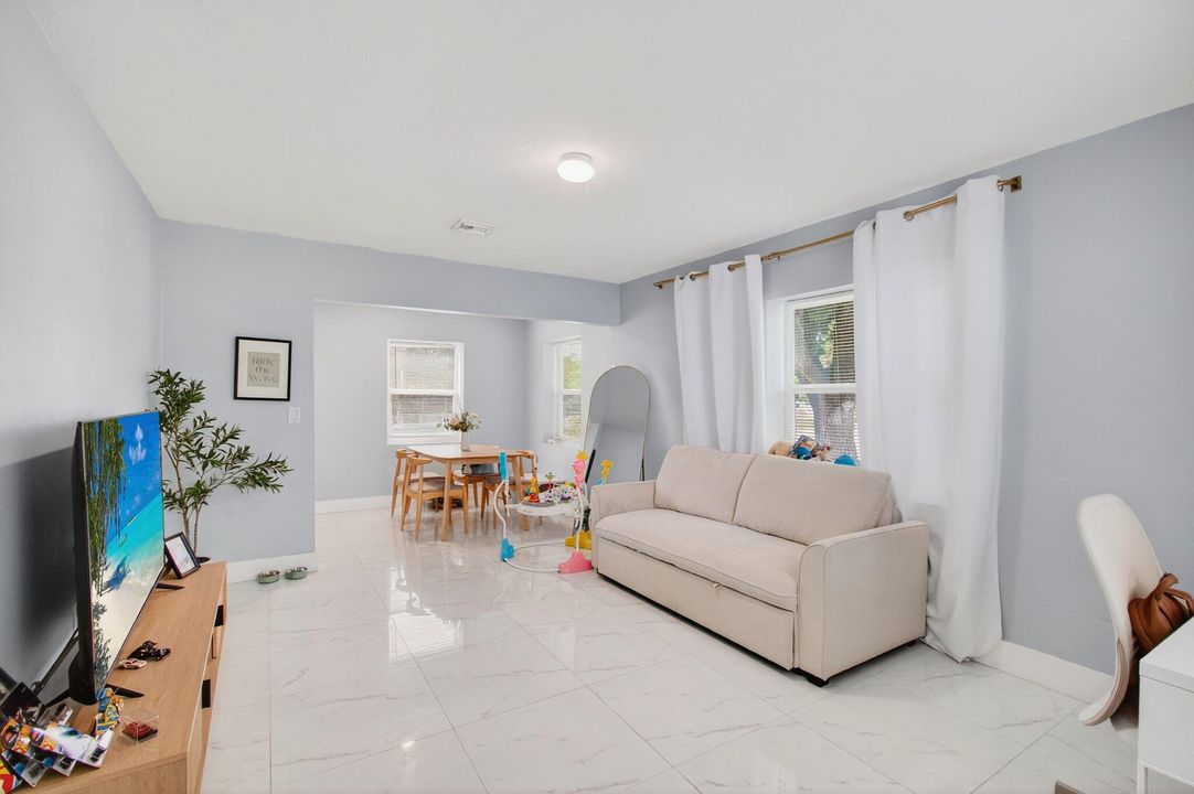 出租: $1,750 (1 贝兹, 1 浴室, 625 平方英尺)