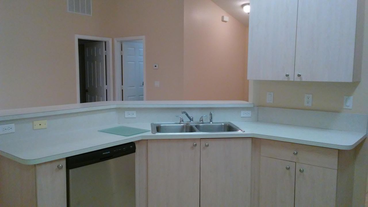 For Rent: $2,400 (3 beds, 2 baths, 1322 Square Feet)