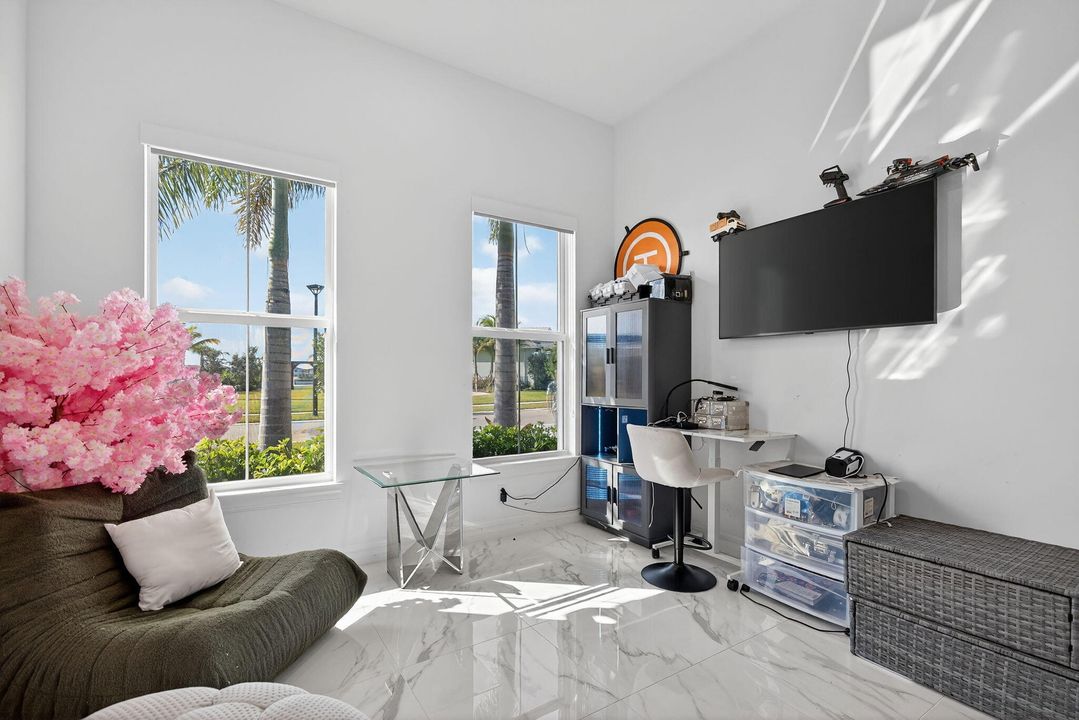 For Sale: $1,095,000 (3 beds, 2 baths, 2087 Square Feet)