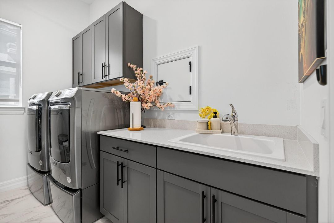 For Sale: $1,095,000 (3 beds, 2 baths, 2087 Square Feet)