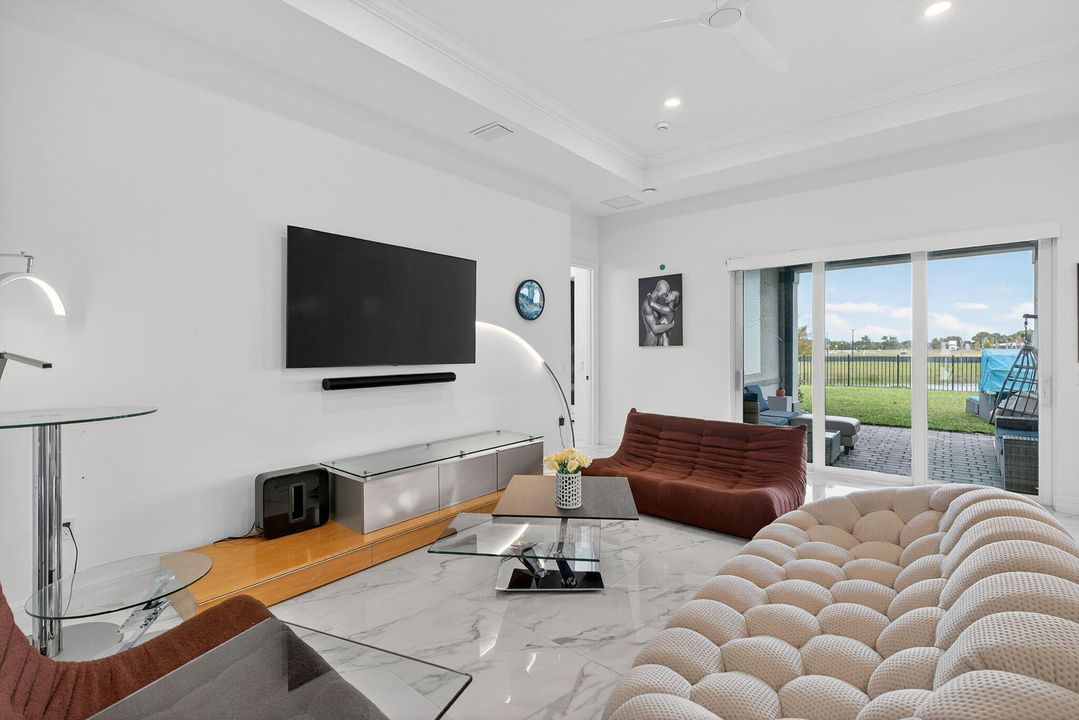 For Sale: $1,095,000 (3 beds, 2 baths, 2087 Square Feet)