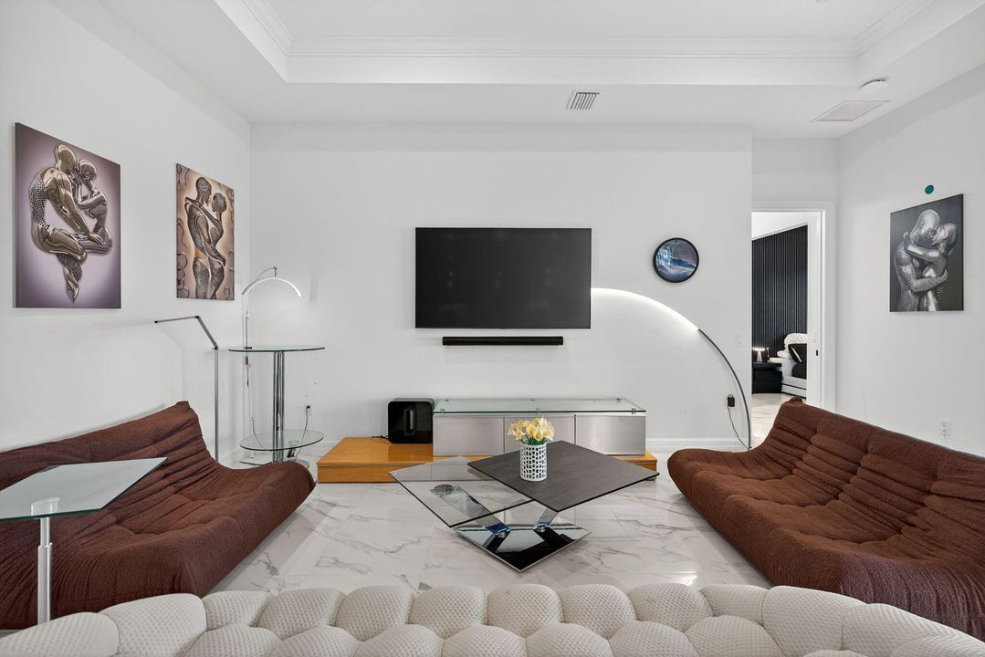 For Sale: $1,095,000 (3 beds, 2 baths, 2087 Square Feet)