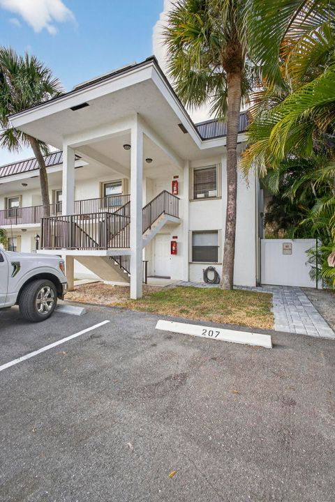 合同活跃: $525,000 (2 贝兹, 2 浴室, 858 平方英尺)