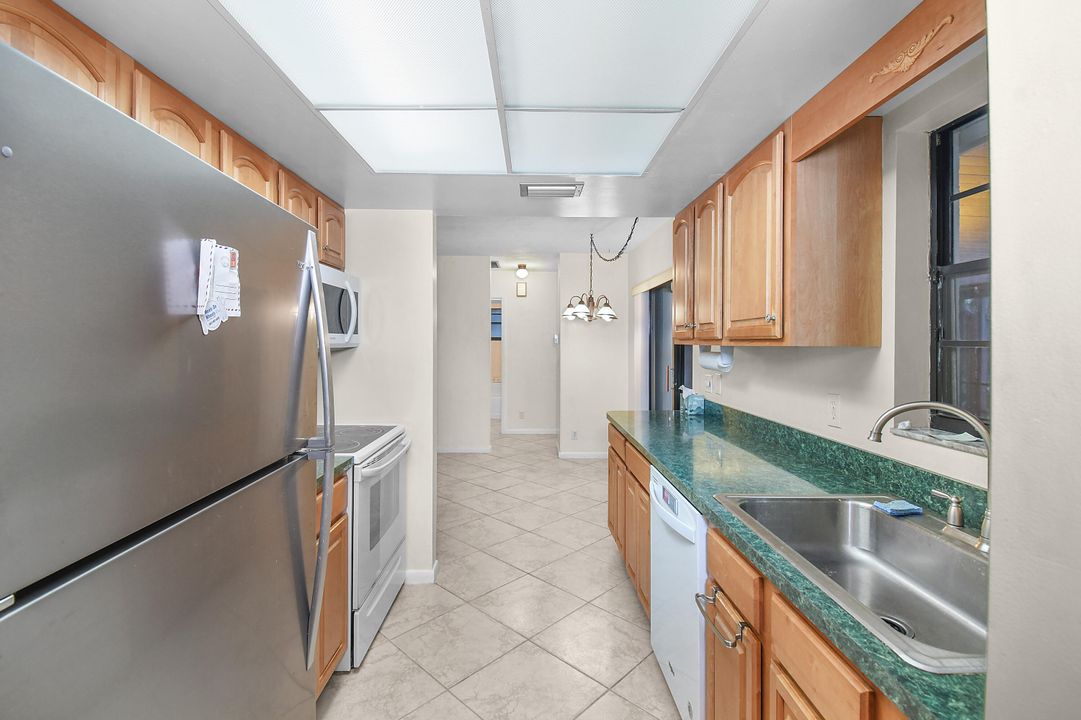 Active With Contract: $549,900 (3 beds, 2 baths, 1290 Square Feet)