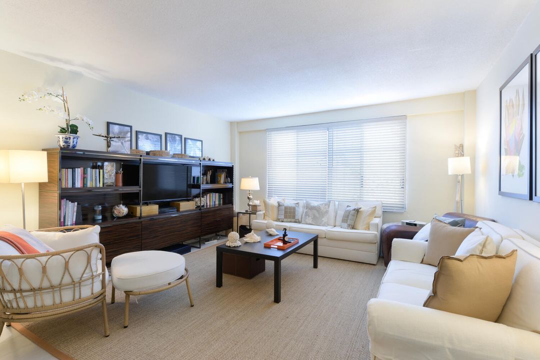 出租: $8,000 (1 贝兹, 1 浴室, 868 平方英尺)