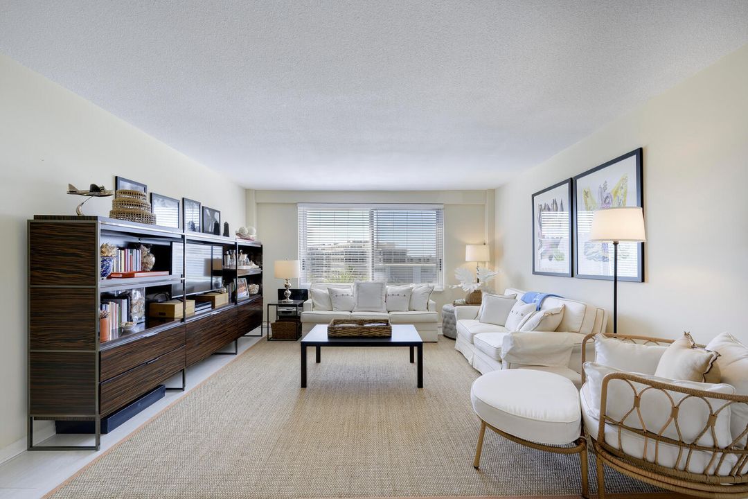 出租: $8,000 (1 贝兹, 1 浴室, 868 平方英尺)