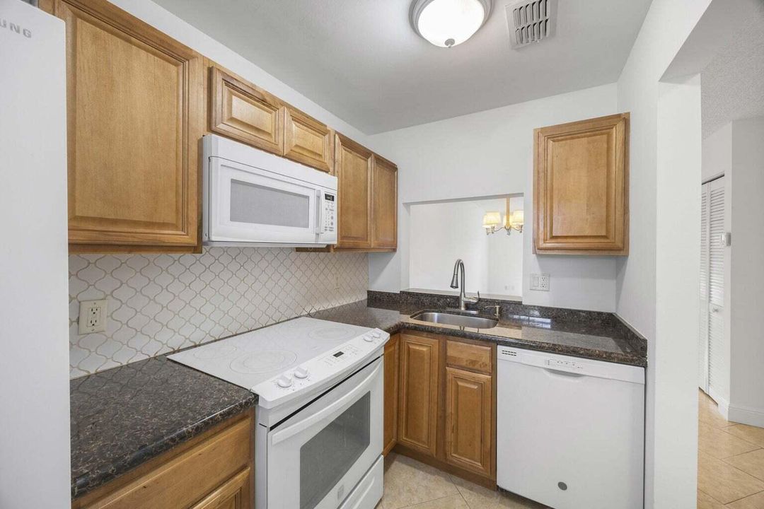 For Sale: $295,000 (2 beds, 1 baths, 1056 Square Feet)