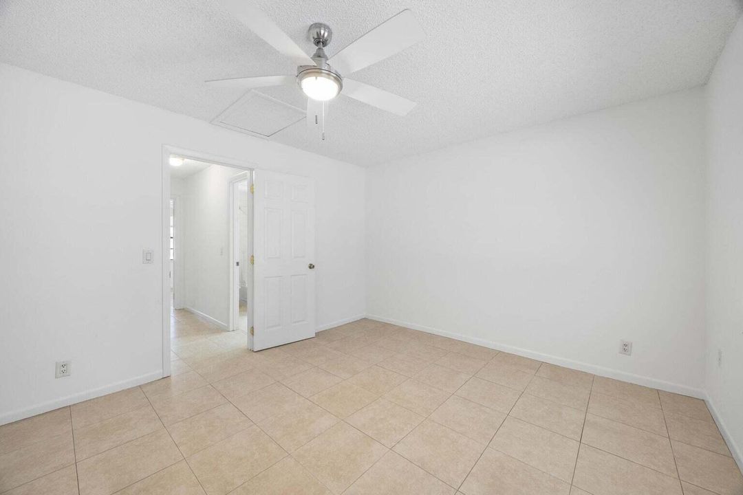 For Sale: $295,000 (2 beds, 1 baths, 1056 Square Feet)