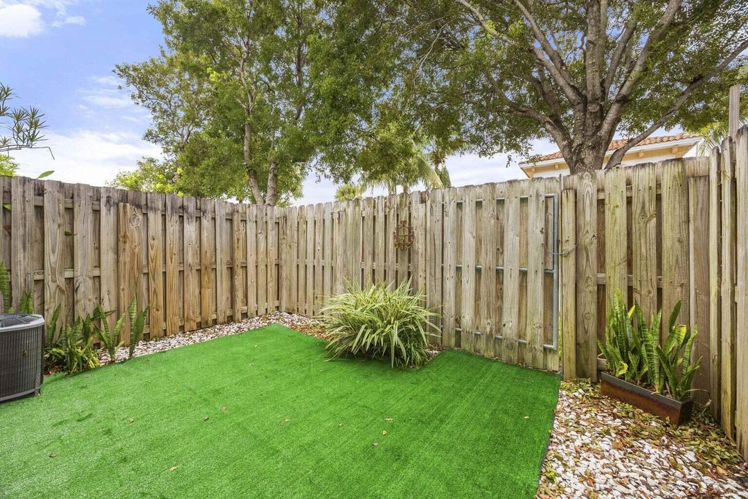 For Sale: $295,000 (2 beds, 1 baths, 1056 Square Feet)