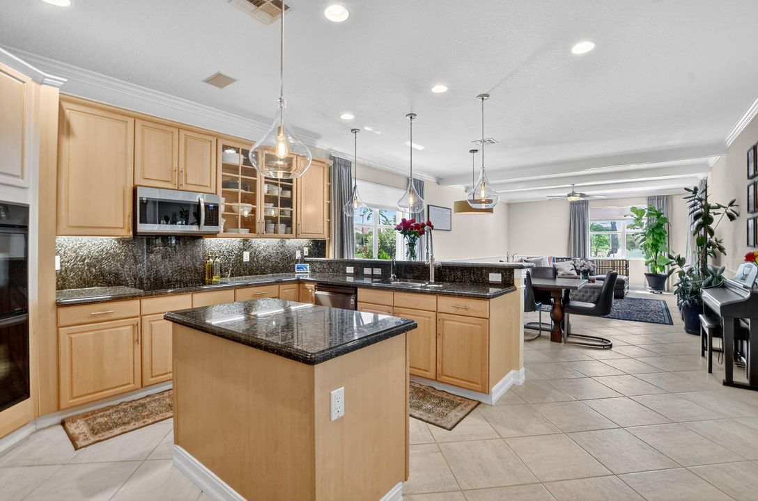 For Rent: $12,800 (7 beds, 6 baths, 4628 Square Feet)