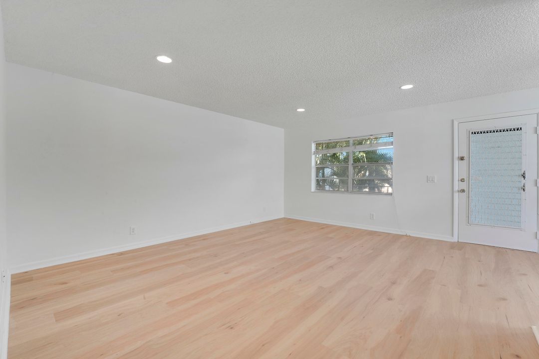 На продажу: $135,000 (2 спален, 2 ванн, 920 Квадратных фут)