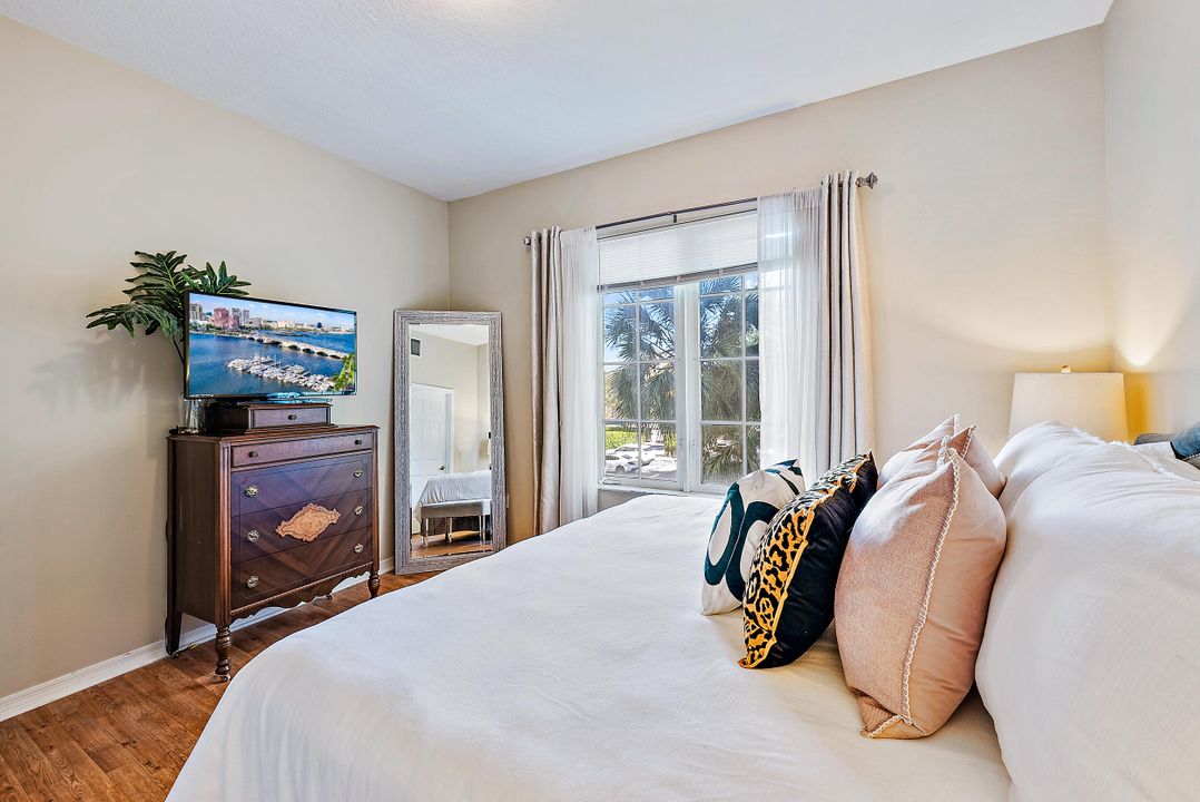 For Rent: $5,500 (2 beds, 1 baths, 968 Square Feet)