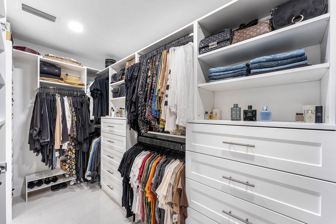 En Venta: $2,350,000 (4 camas, 3 baños, 2774 Pies cuadrados)