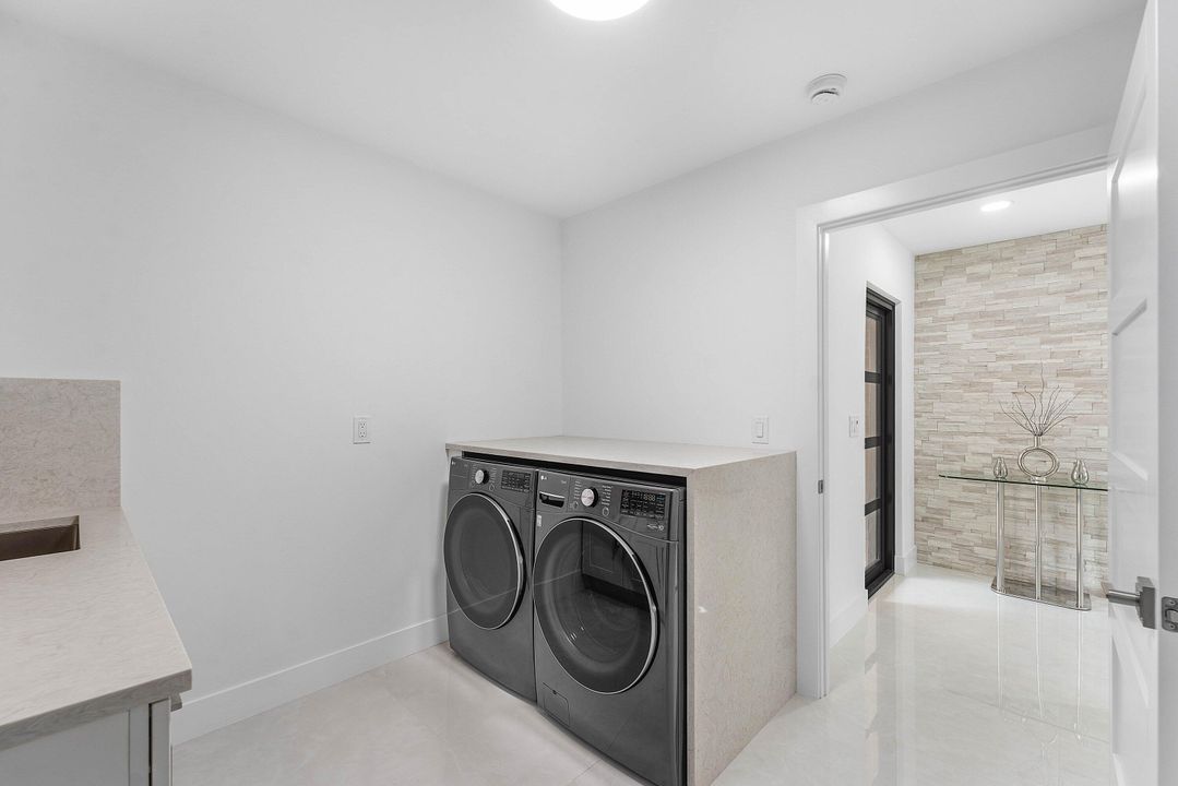 En Venta: $2,350,000 (4 camas, 3 baños, 2774 Pies cuadrados)