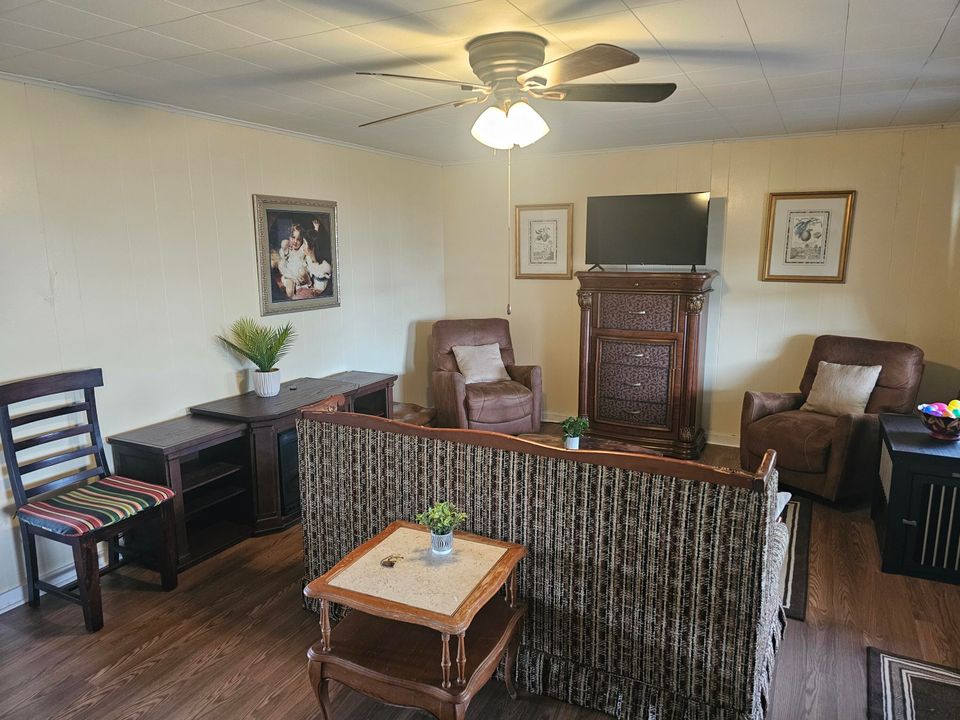 Active With Contract: $169,000 (2 beds, 1 baths, 896 Square Feet)