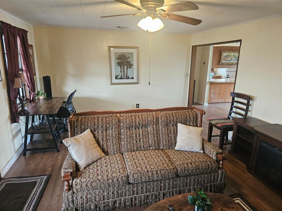 Active With Contract: $169,000 (2 beds, 1 baths, 896 Square Feet)