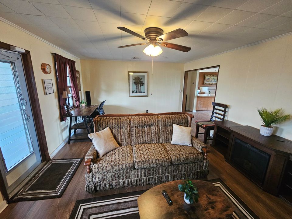 Active With Contract: $169,000 (2 beds, 1 baths, 896 Square Feet)