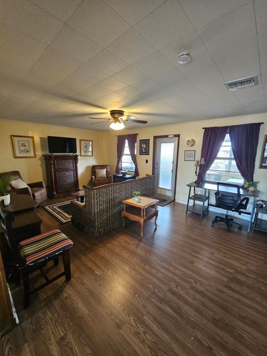 Active With Contract: $169,000 (2 beds, 1 baths, 896 Square Feet)