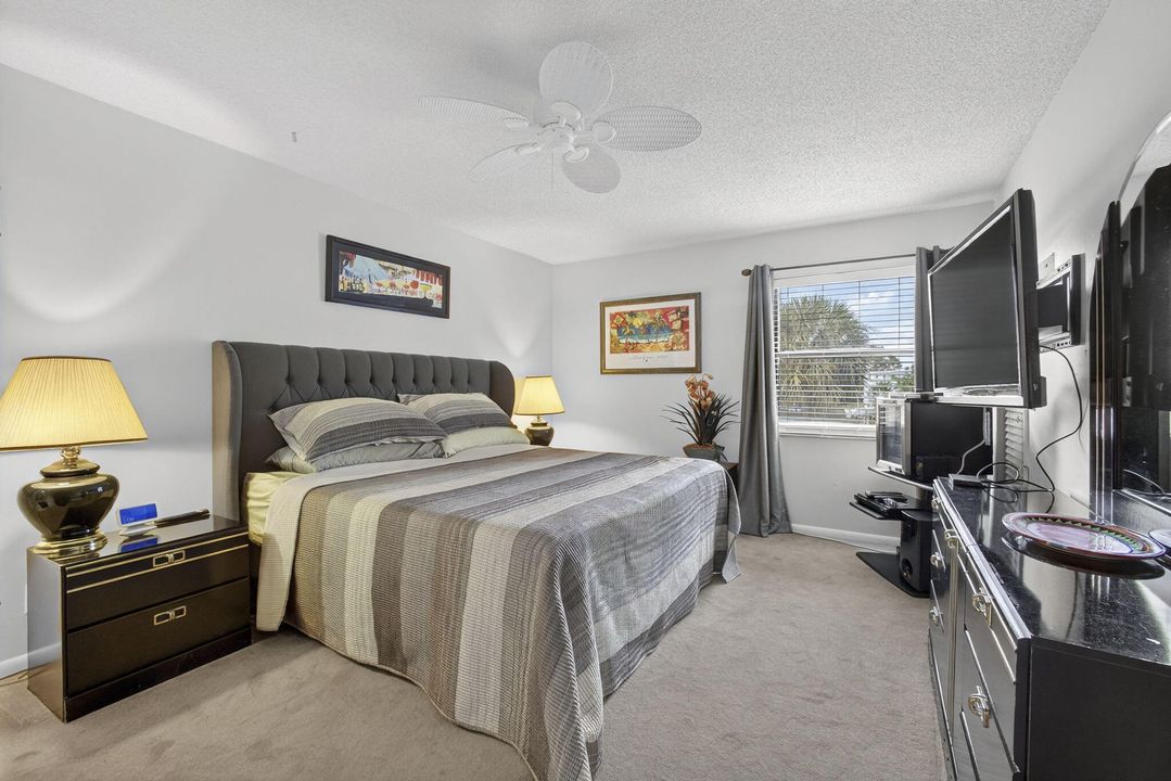 合同活跃: $525,000 (2 贝兹, 2 浴室, 858 平方英尺)