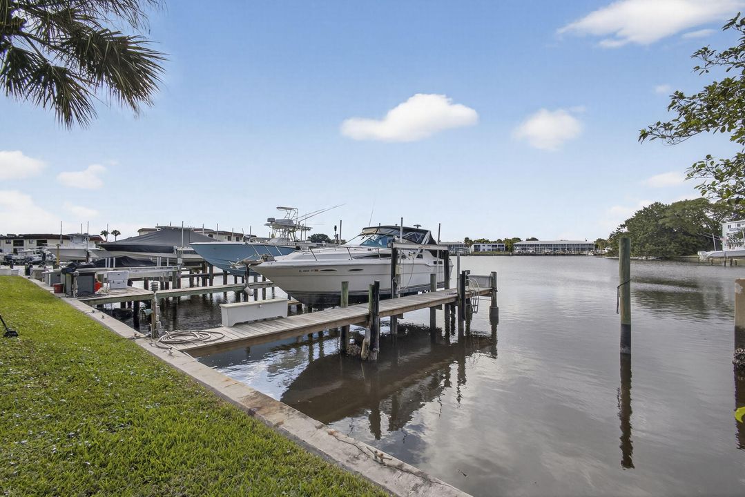 合同活跃: $525,000 (2 贝兹, 2 浴室, 858 平方英尺)