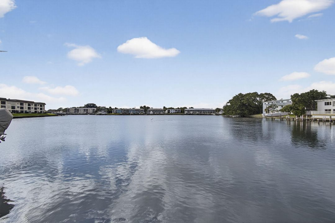 合同活跃: $525,000 (2 贝兹, 2 浴室, 858 平方英尺)