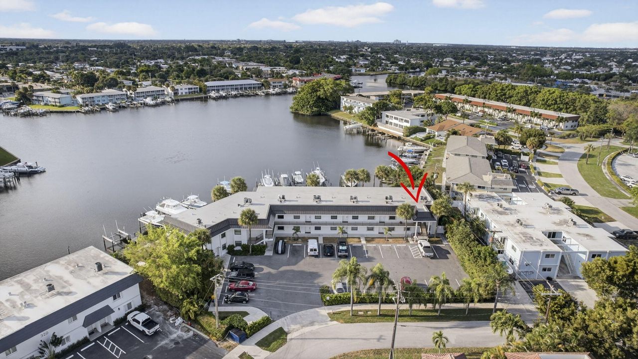 合同活跃: $525,000 (2 贝兹, 2 浴室, 858 平方英尺)