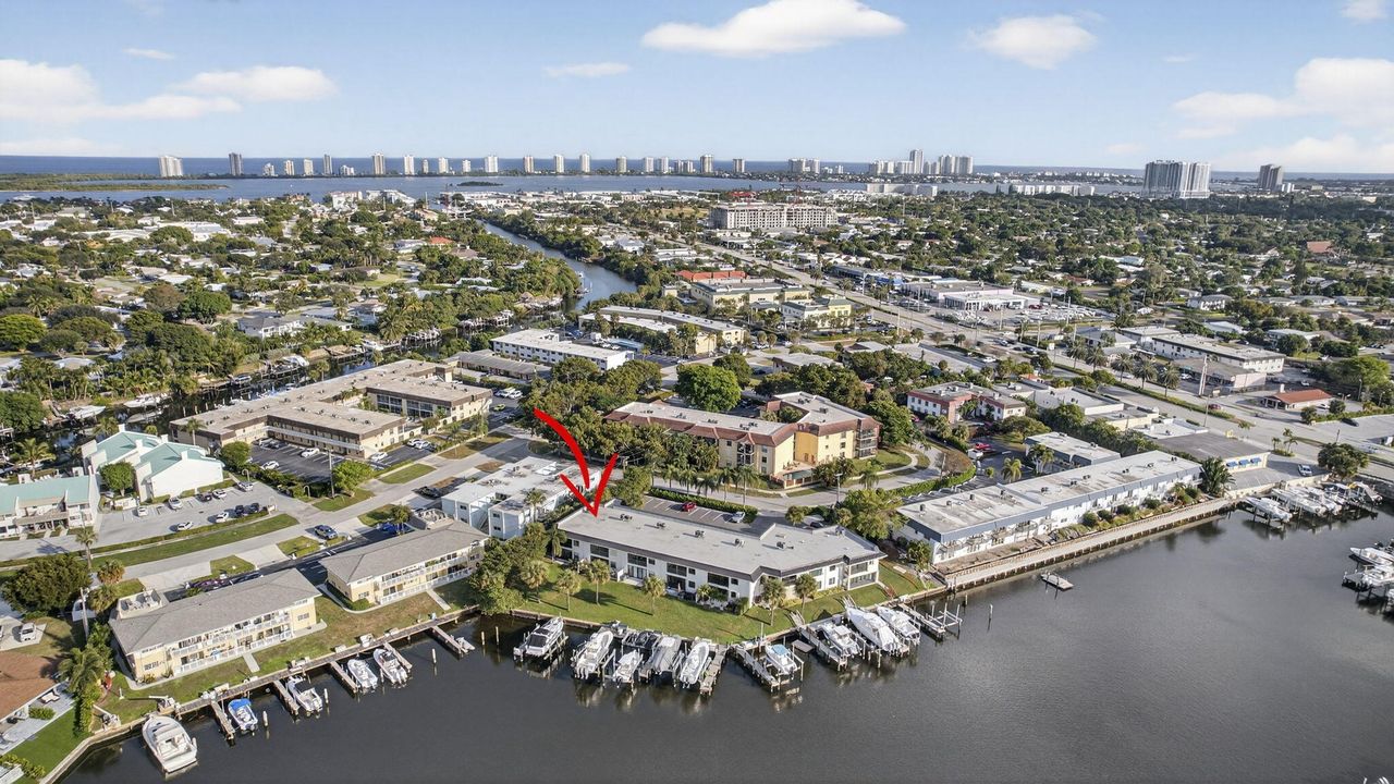 合同活跃: $525,000 (2 贝兹, 2 浴室, 858 平方英尺)