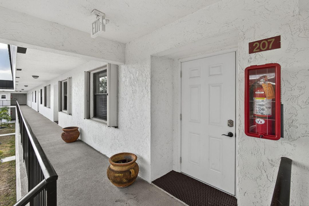 合同活跃: $525,000 (2 贝兹, 2 浴室, 858 平方英尺)