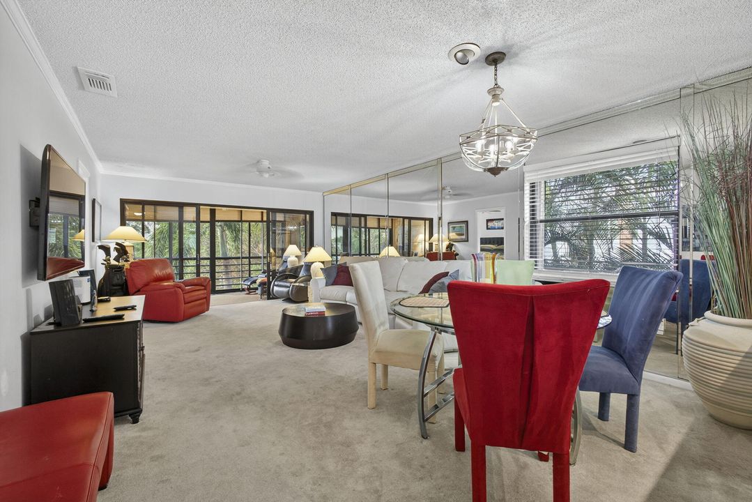 合同活跃: $525,000 (2 贝兹, 2 浴室, 858 平方英尺)