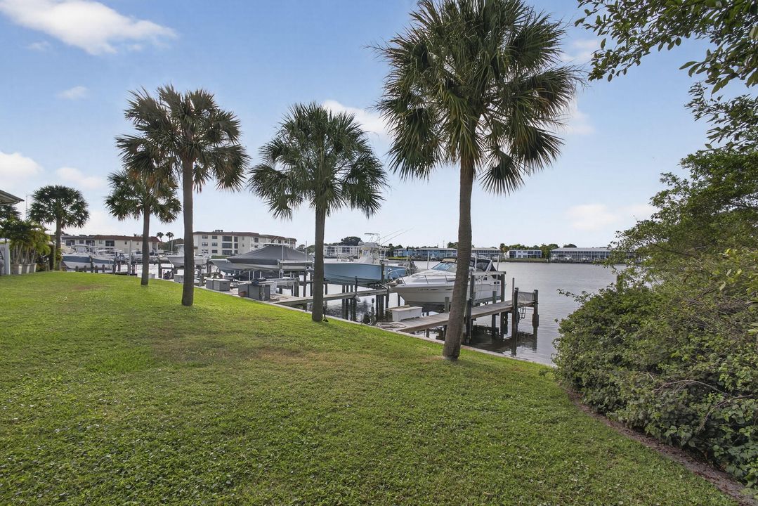 合同活跃: $525,000 (2 贝兹, 2 浴室, 858 平方英尺)