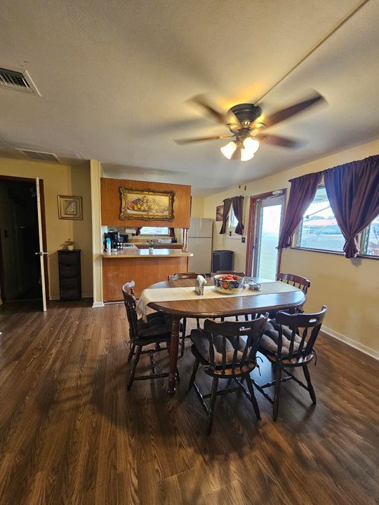 Active With Contract: $169,000 (2 beds, 1 baths, 896 Square Feet)