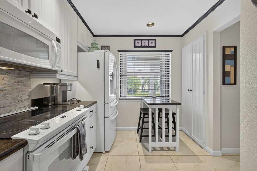 合同活跃: $525,000 (2 贝兹, 2 浴室, 858 平方英尺)