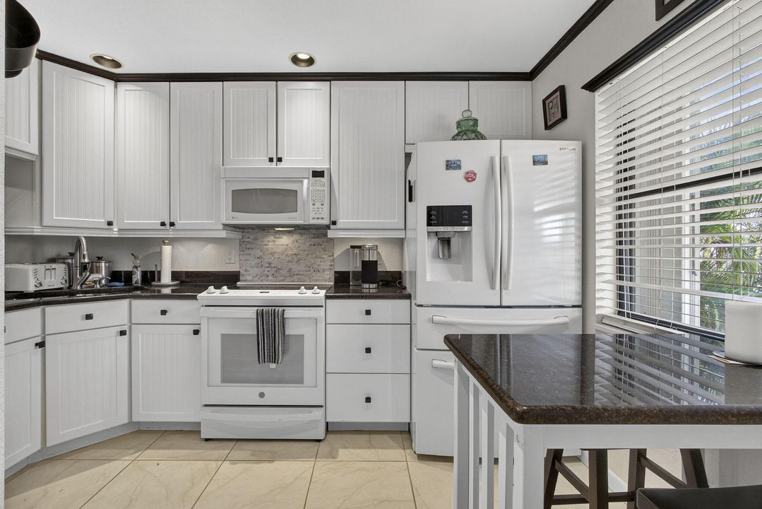 合同活跃: $525,000 (2 贝兹, 2 浴室, 858 平方英尺)