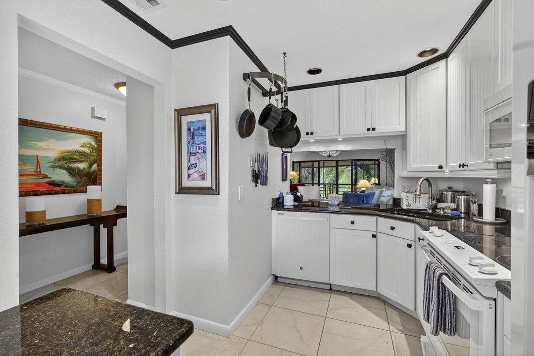 合同活跃: $525,000 (2 贝兹, 2 浴室, 858 平方英尺)