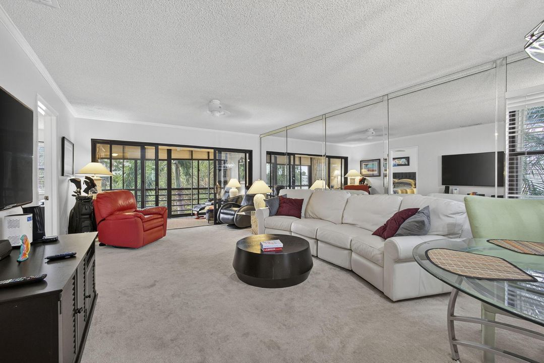 合同活跃: $525,000 (2 贝兹, 2 浴室, 858 平方英尺)