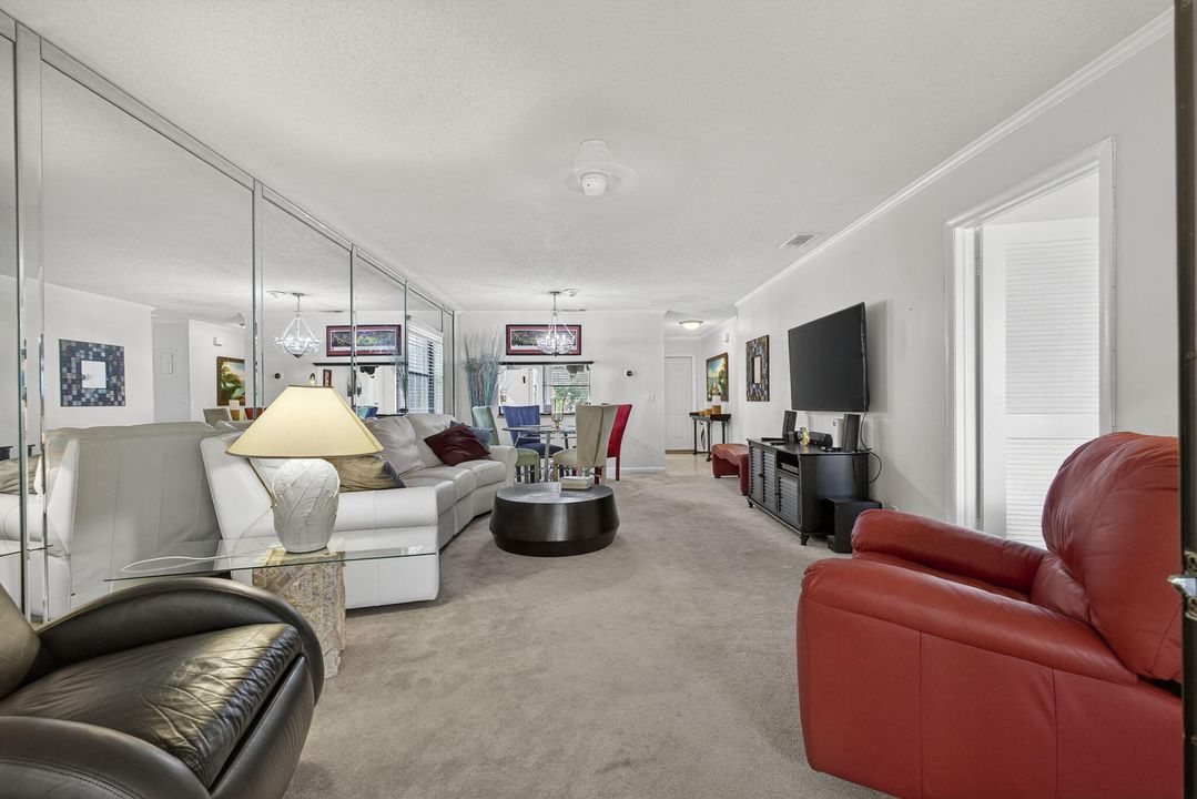 合同活跃: $525,000 (2 贝兹, 2 浴室, 858 平方英尺)