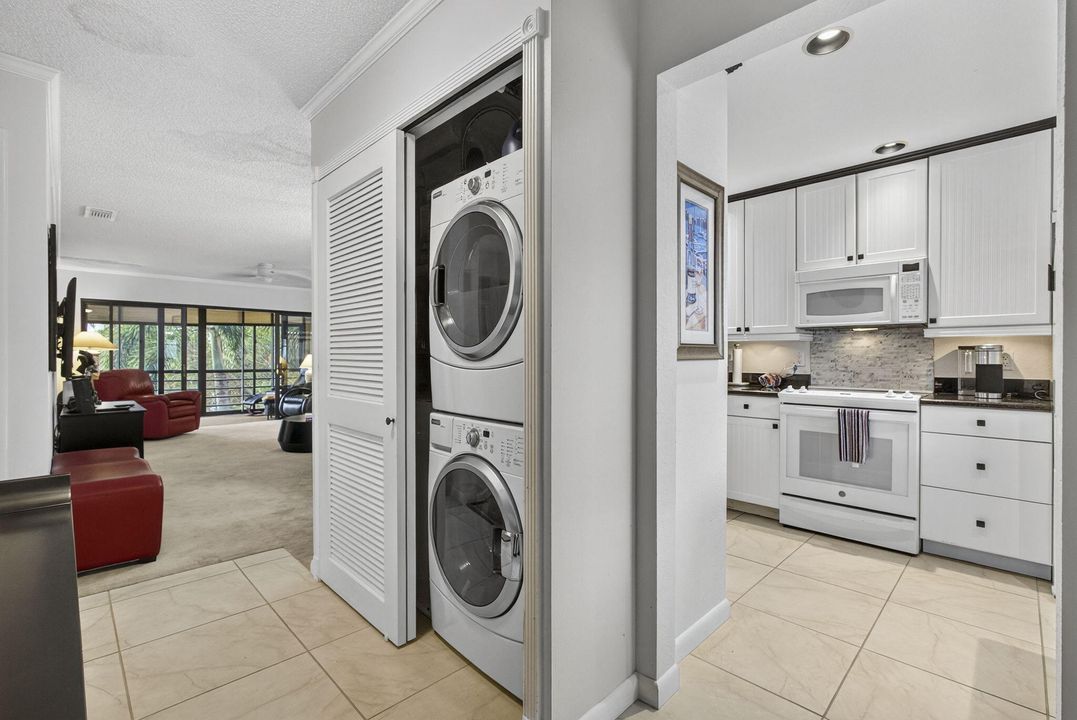 合同活跃: $525,000 (2 贝兹, 2 浴室, 858 平方英尺)