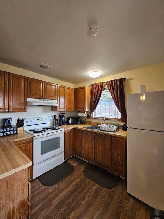 Active With Contract: $169,000 (2 beds, 1 baths, 896 Square Feet)