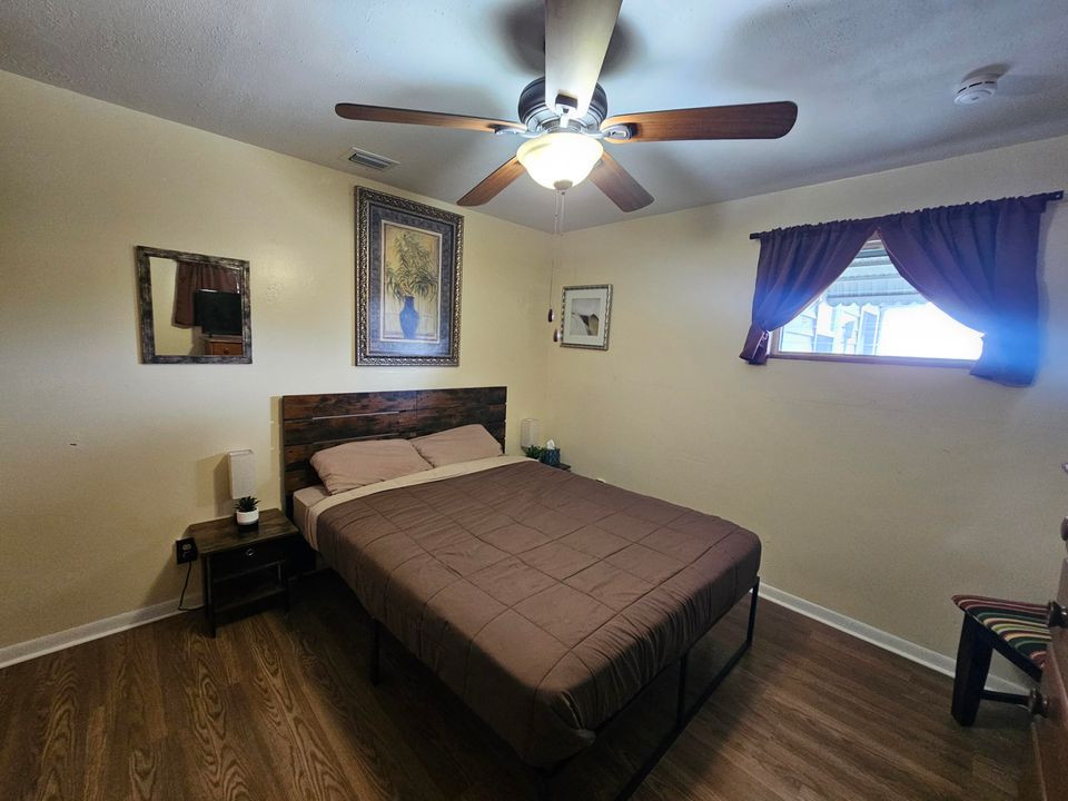 Active With Contract: $169,000 (2 beds, 1 baths, 896 Square Feet)