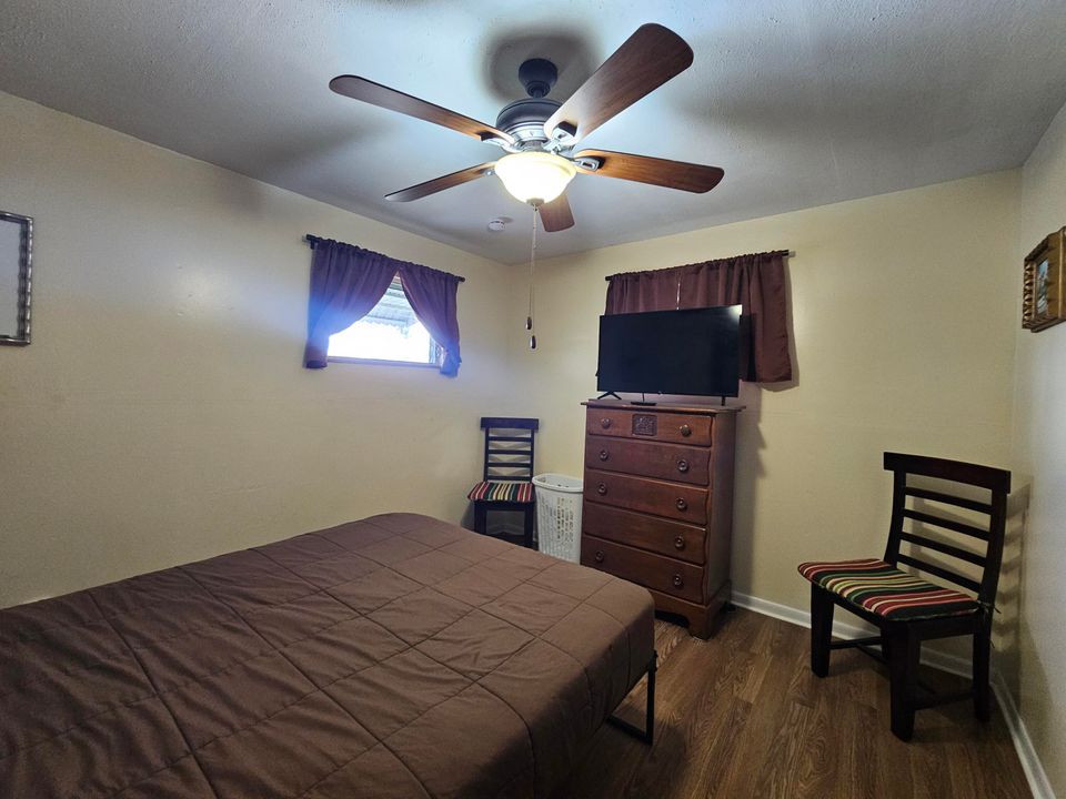 Active With Contract: $169,000 (2 beds, 1 baths, 896 Square Feet)