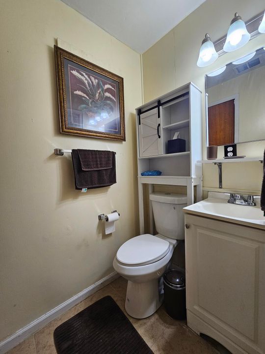 Active With Contract: $169,000 (2 beds, 1 baths, 896 Square Feet)