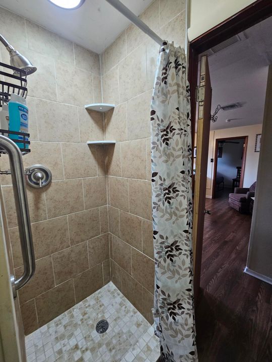 Active With Contract: $169,000 (2 beds, 1 baths, 896 Square Feet)