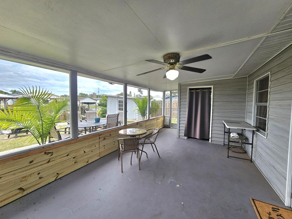 Active With Contract: $169,000 (2 beds, 1 baths, 896 Square Feet)