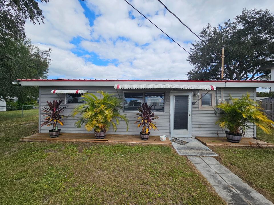 Active With Contract: $169,000 (2 beds, 1 baths, 896 Square Feet)