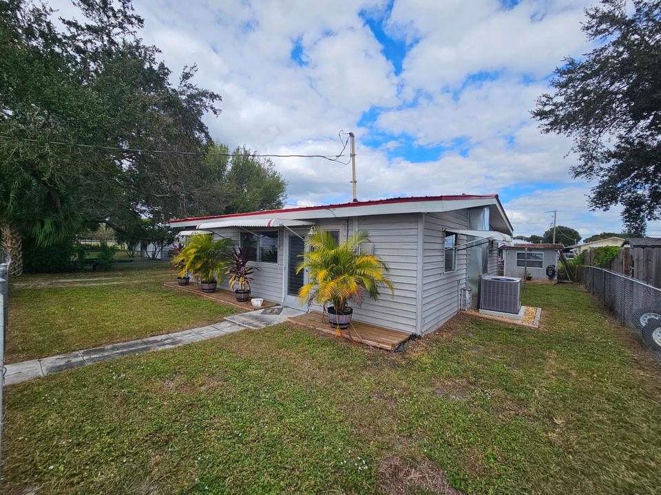 Active With Contract: $169,000 (2 beds, 1 baths, 896 Square Feet)